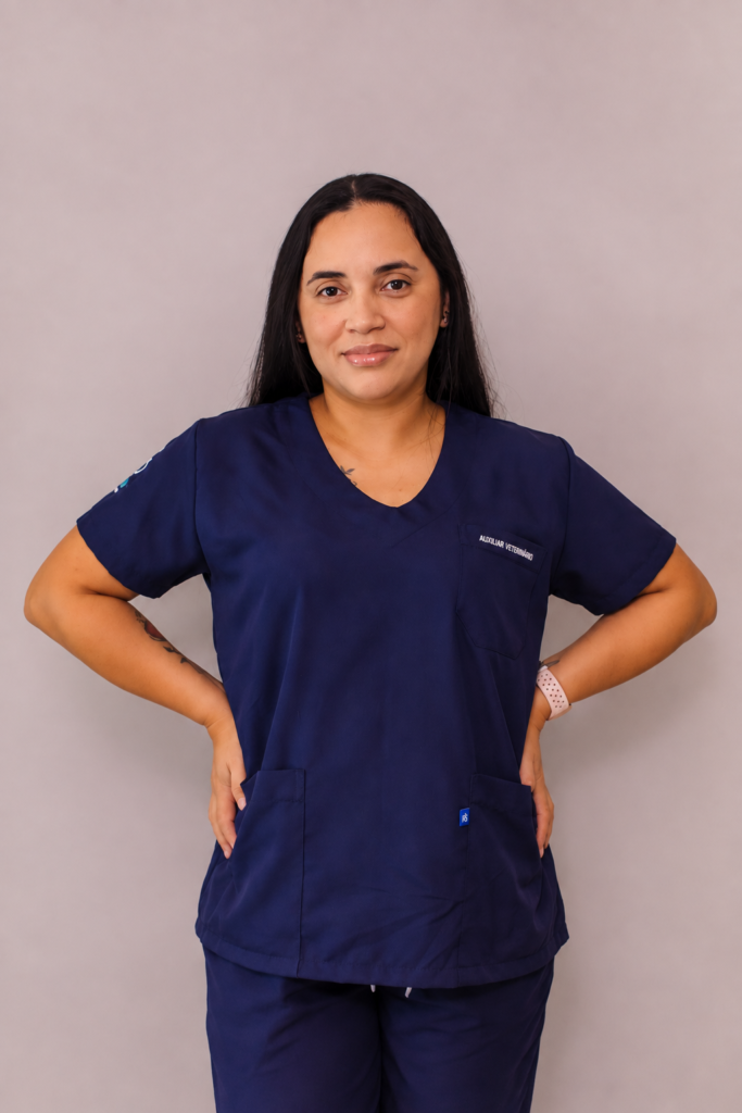 Bruna Karoline Souza Santos, auxiliar veterinária da Clínica Veterinária Amigo Fiel em Blumenau